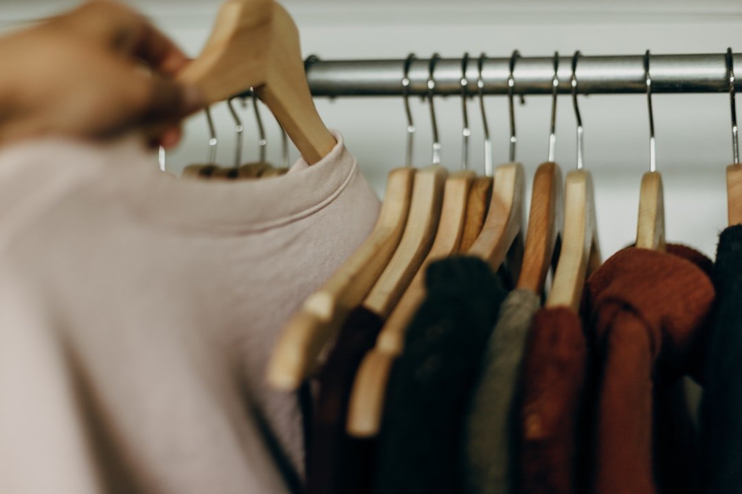 Steps to declutter closet and organize effectively